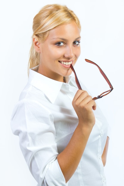 Free photo studio portrait of beautiful young woman posing with white screen