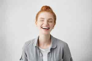 Free photo studio shot of attractive joyful young european woman with ginger hair and freckles all over her face