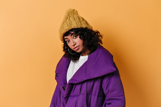 Free photo stunning young woman in hat looking at front