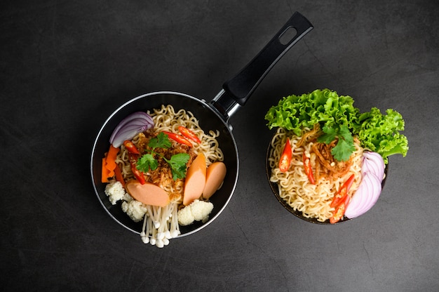 Free photo the style still life with noodles in the pan.