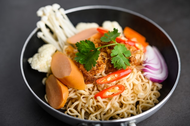 Free Photo the style still life with noodles in the pan.