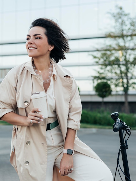 Free photo stylish adult woman posing with eco friendly bike