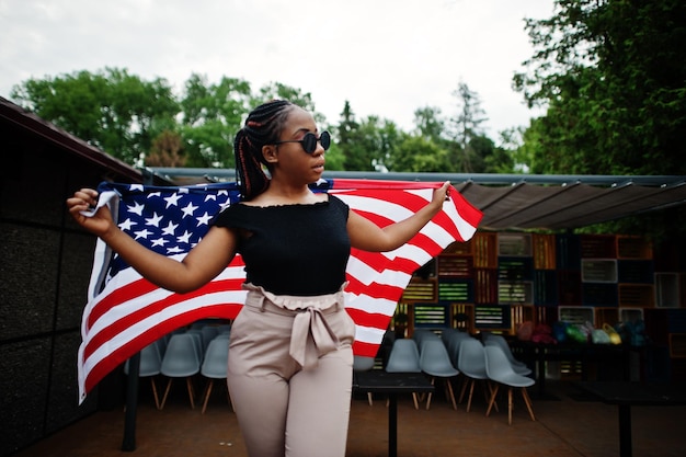 Free photo stylish african american woman in sunglasses posed outdoor with usa flag