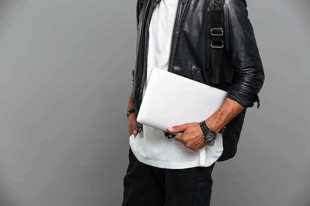 Free photo stylish african man in leather jacket holding laptop