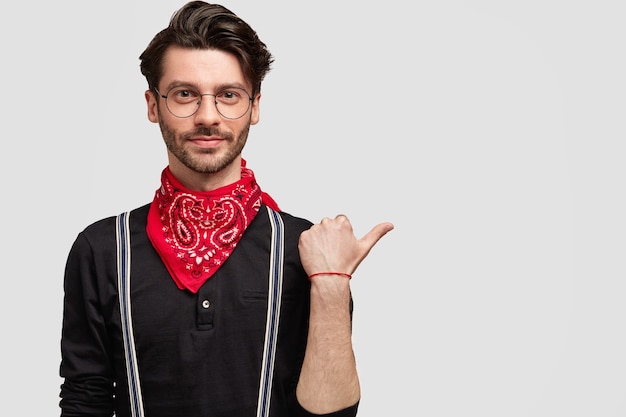 Free photo stylish brunet man wearing red bandana