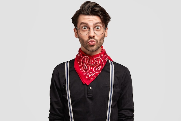 Free photo stylish brunet man wearing red bandana