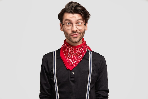 Free photo stylish brunet man wearing red bandana