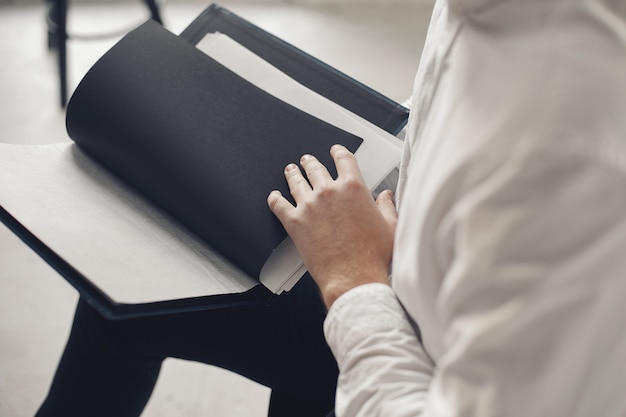 Free photo stylish businessman working in a office and use the phone