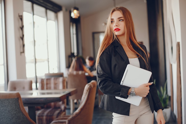 Free photo stylish businesswoman in a cafe