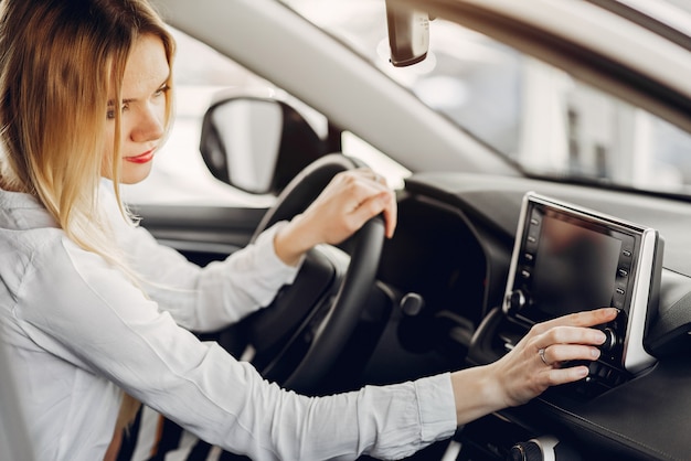 Free photo stylish and elegant woman in a car salon