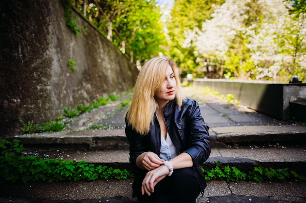 Free photo the stylish girl sitting on the stairs