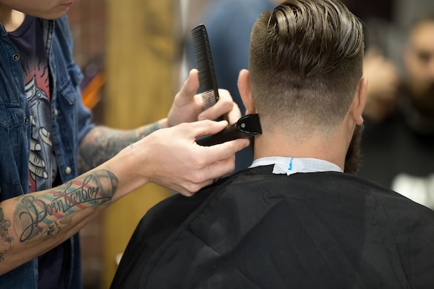 Free photo stylish haircut in barbershop