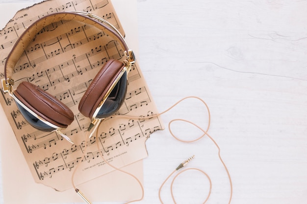 Free photo stylish headphones on sheet music