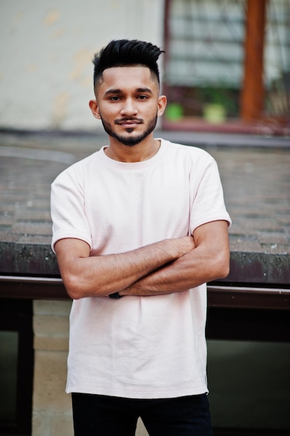 Free photo stylish indian beard man at pink tshirt india model posed outdoor at streets of city