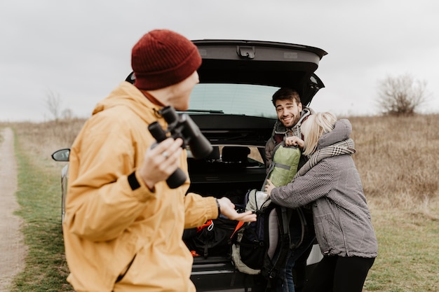 Free photo stylish man talking to happy friend