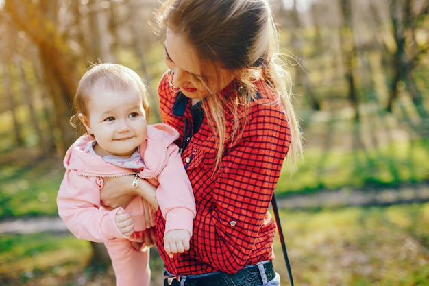 Free photo stylish mother with little daughter