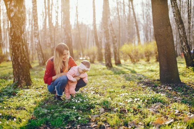 Free photo stylish mother with little daughter