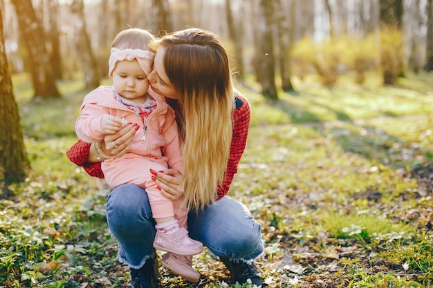 Free photo stylish mother with little daughter