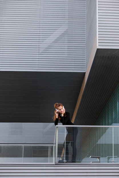 Free photo stylish woman in a clean urban environment