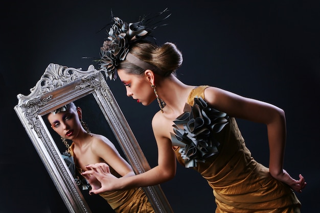 Free photo stylish woman and mirror