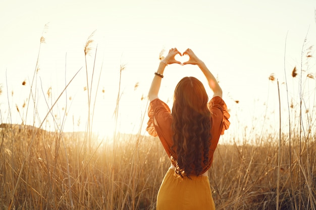 Free photo stylish woman spending time in a summer field