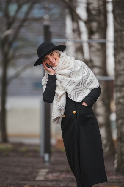 Free photo stylish woman with smartphone in the park