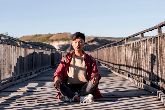 Free photo stylish young man enjoying trip