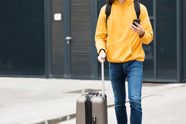 Free photo stylish young traveler with luggage