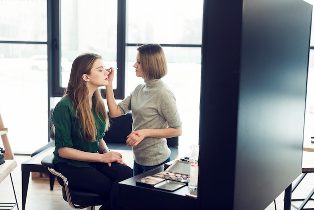 Free photo stylist working with model in studio