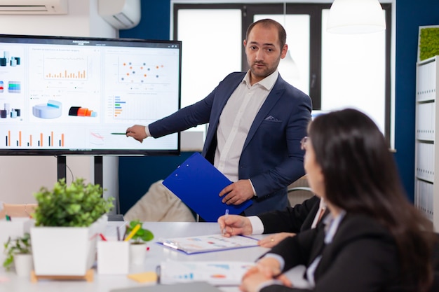 Free photo successful team leader briefing pointing explaining project in conference room brainstorming