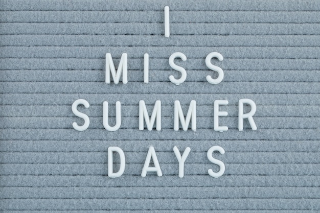 Free photo summer concept quotes on a grey surface