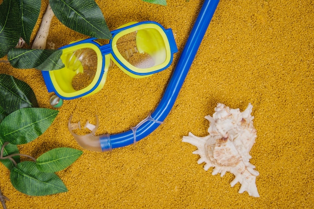 Free photo summer concept with snorkel and goggles