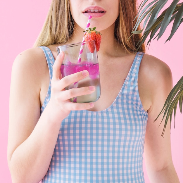 Free photo summer concept with woman drinking cocktail