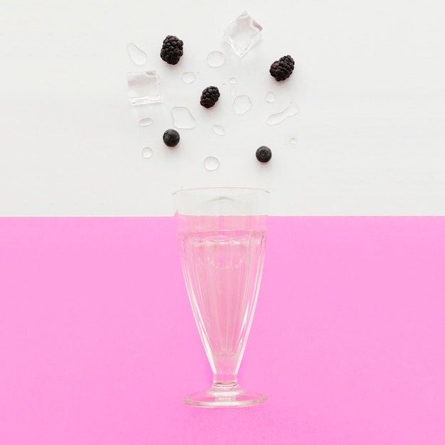 Free photo summer smoothie with black raspberries