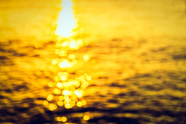 Free photo sun reflected in a blurred sea