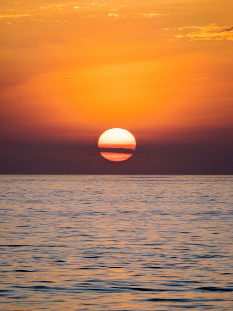 Free photo sun setting at the galápagos islands, ecuador