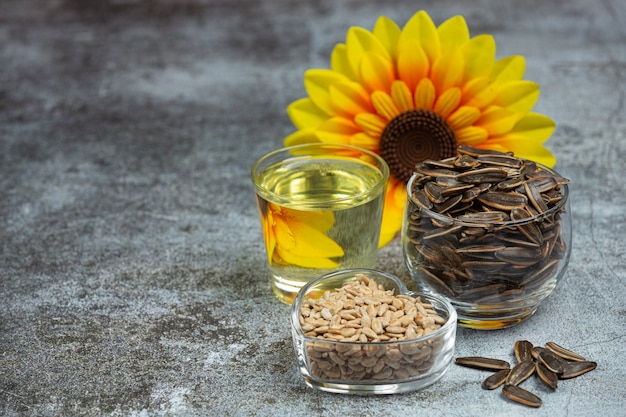 Free Photo sunflower oil on the table