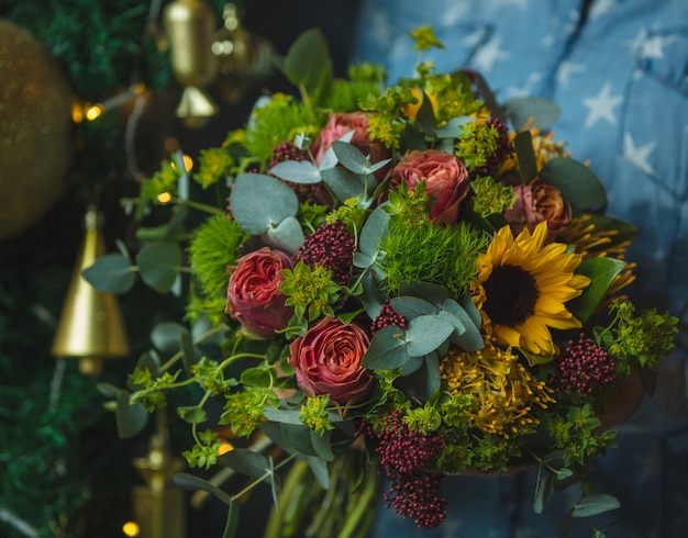 Sunflower and rose bouquet in christmas background.image