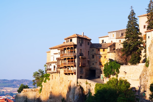 Free photo sunny view of hanging houses  in cuenca