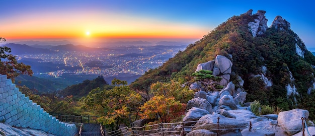 Free photo sunrise at baegundae peak and bukhansan mountains in autumn,seoul in south korea