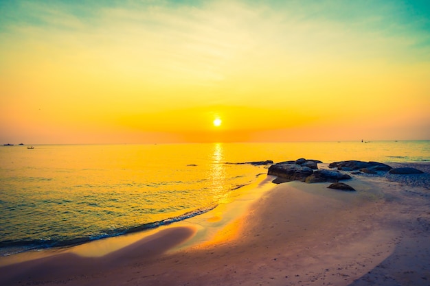 Free Photo sunrise on the beach