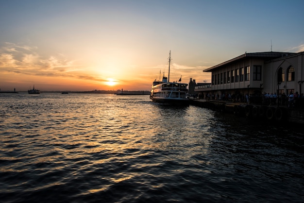 Free photo sunrise over the ocean in istanbul turkey