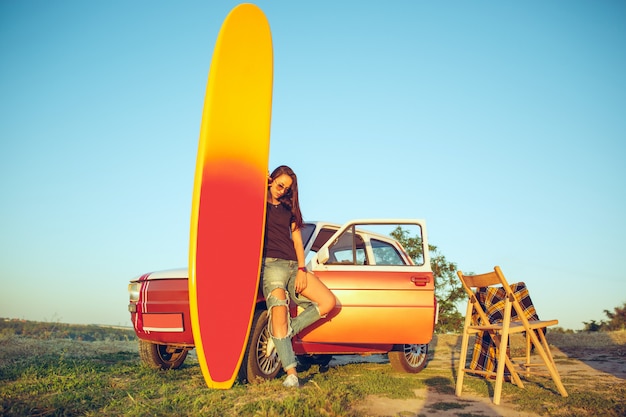 Free Photo the surfboard, car, woman.