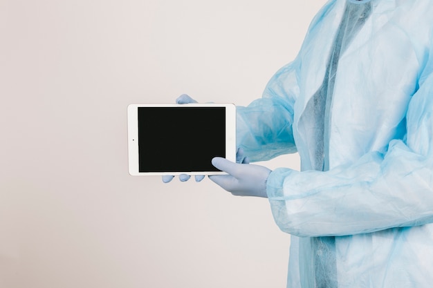 Free photo surgeon's hands showing tablet's screen