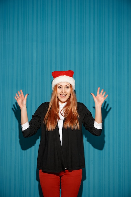 Free photo surprised christmas woman wearing a santa hat