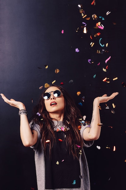 Free photo surprised woman surrounded by confetti