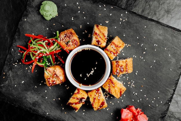 Free photo sushi unagi rolls with soy sauce and vegetables.