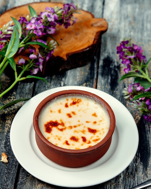 Free photo sutlach rice pudding served in pottery pan