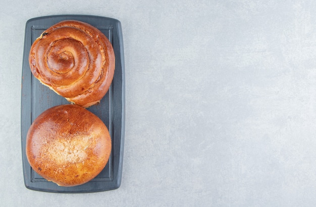 Free photo sweet bun pastries on black board.