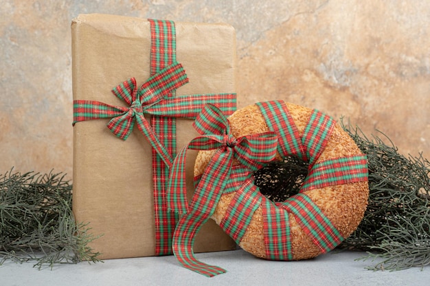 Free photo sweet delicious bagel tied in festive bow with christmas present.